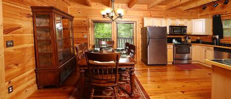 キャビン 2 ベッドルーム パティオ (Mountain Majesty Cabin) | 客室内のダイニングエリア