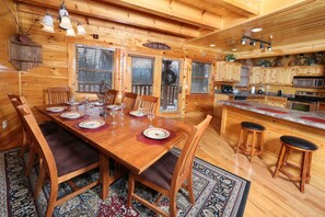 Cabin, Multiple Bedrooms, Bathtub, Mountain View (Rising Eagle Lodge Cabin) | In-room dining