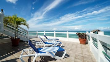 Ocean House with Balcony (Full Ocean View) | Verönd/útipallur