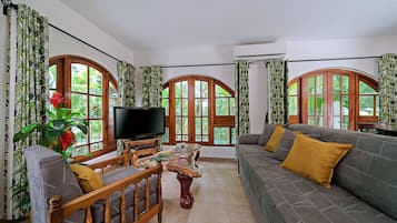 Lower Jungle House | Stofa | Flatskjársjónvarp