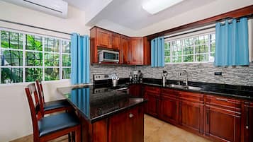 Garden House Apartment III | Private kitchen | Full-sized fridge, microwave, oven, stovetop