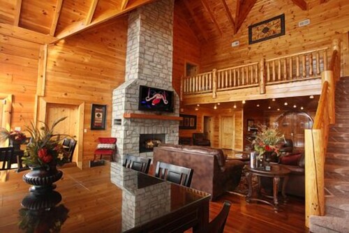 Serenity Mountain Pool 9 Br cabin by RedAwning