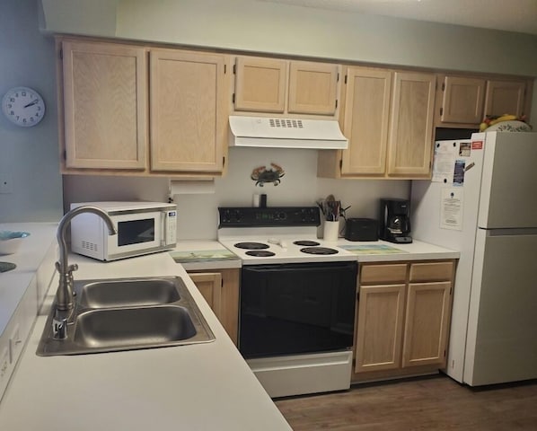 Condo, 2 Bedrooms | Private kitchen | Fridge, microwave, oven, dishwasher