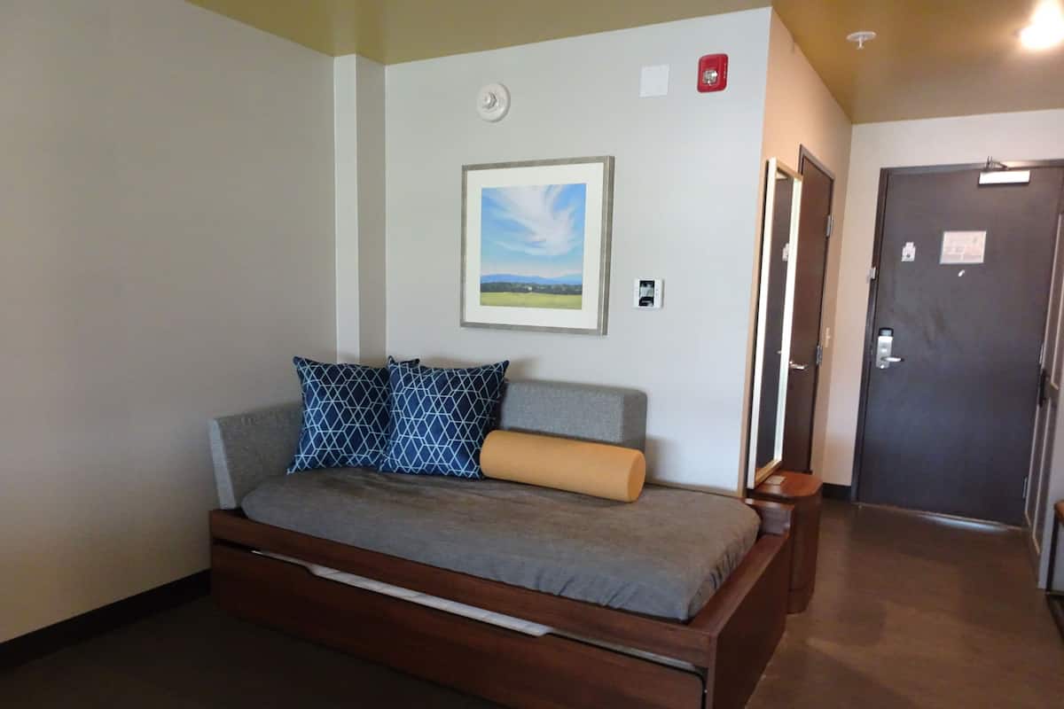 标准房, 1 张特大床 (with Daybed) | 办公桌、免费 WiFi、床单