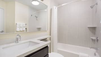 Combined shower/bathtub, free toiletries, hair dryer, towels