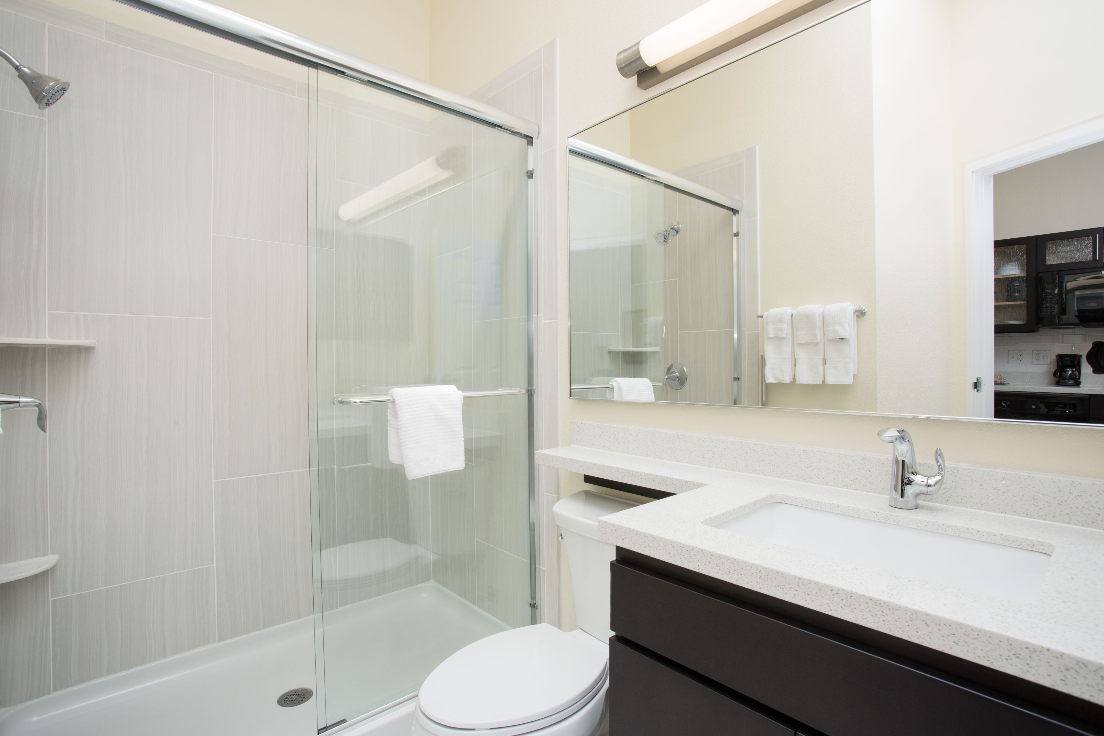 Combined shower/tub, free toiletries, hair dryer, towels