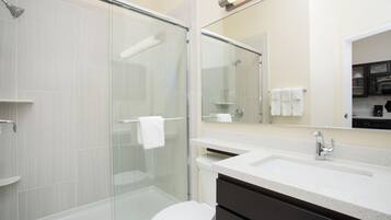 Combined shower/bathtub, free toiletries, hair dryer, towels