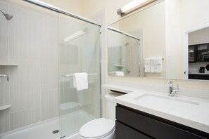 Combined shower/tub, free toiletries, hair dryer, towels