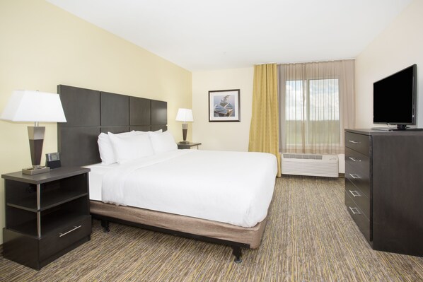 Sviitti, 1 suuri parisänky, esteetön (Communications) | Ylelliset vuodevaatteet, untuvapeitot, työpöytä, pimennysverhot