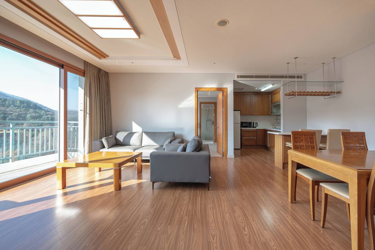 Deluxe Room (Cooking Not Allowed) | Khu phòng khách | TV màn hình phẳng 30-inch có truyền hình cáp, TV 