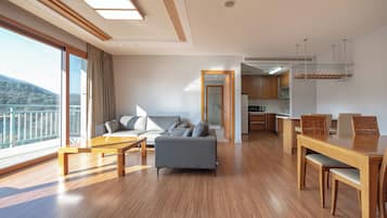 Deluxe Room (Cooking Not Allowed) | Living area | 30-inch flat-screen TV with cable channels, TV
