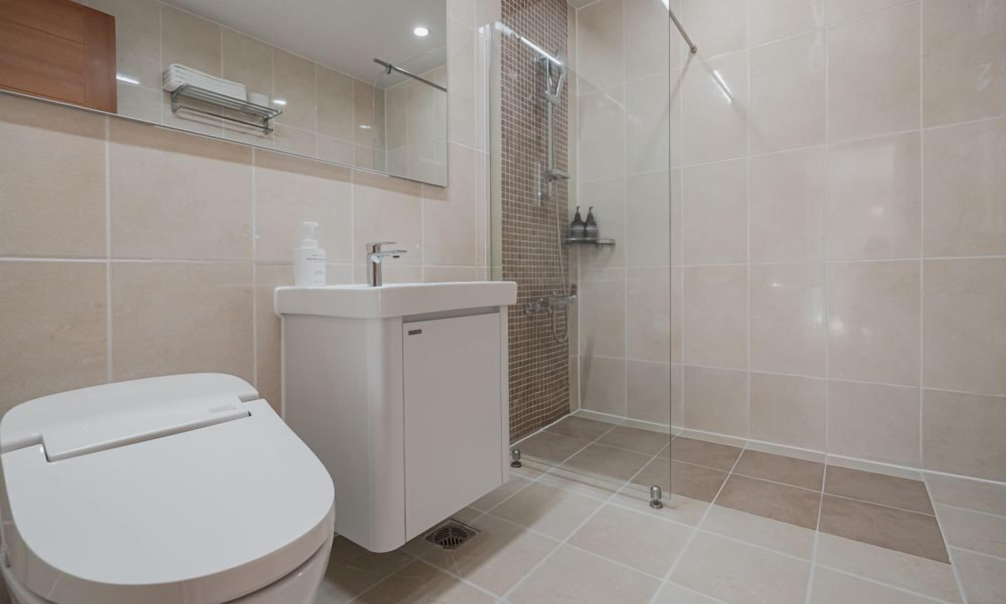 family room (a/b type randomly assigned) | bathroom | shower, hair dryer, slippers, towels