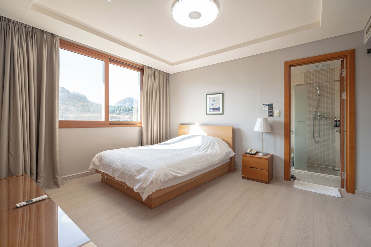 WiFi (free), individually decorated, individually furnished, bed sheets