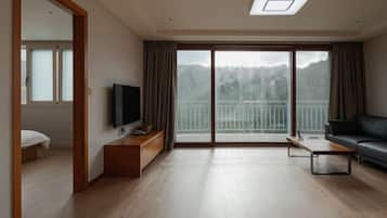 Family Room (A/B type randomly assigned) | 1 bedroom, individually decorated, individually furnished, free WiFi