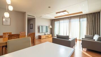 Deluxe Room (Cooking Not Allowed) | Living area | 30-inch flat-screen TV with cable channels, TV