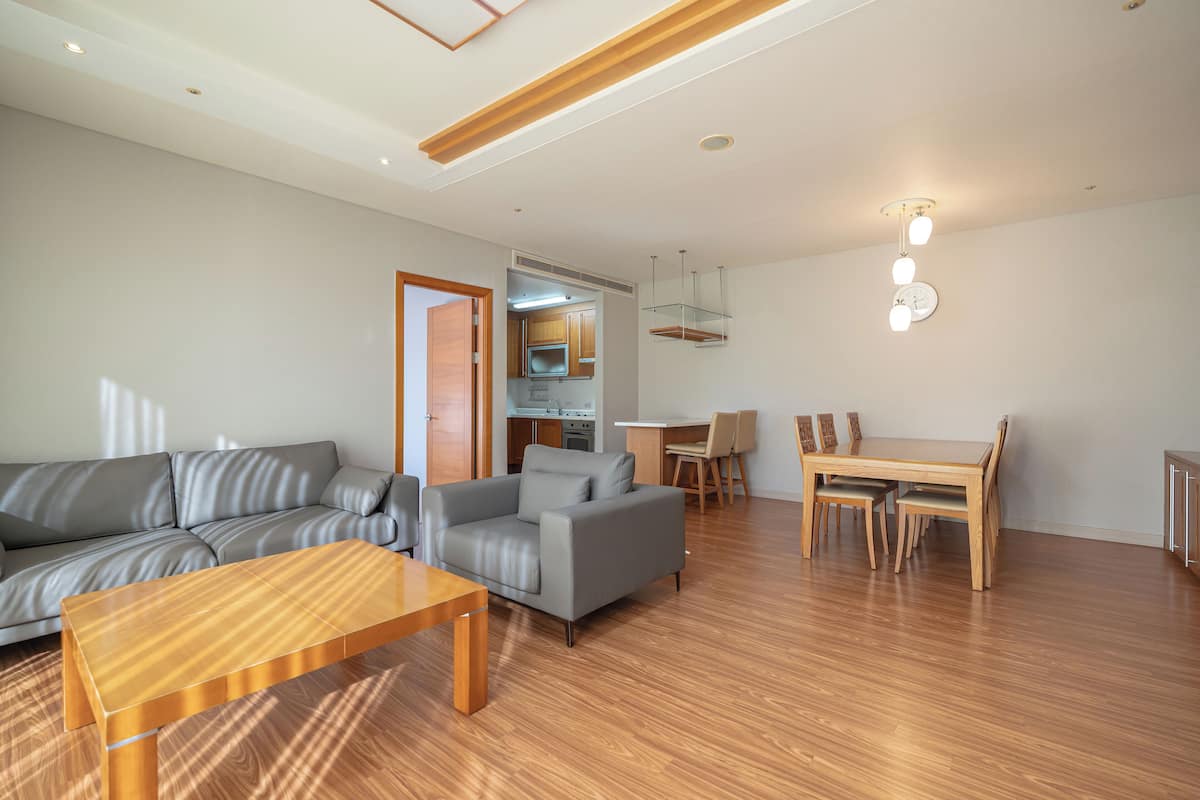 deluxe room (cooking not allowed) | living area | 30-inch flat-screen tv with cable channels, tv