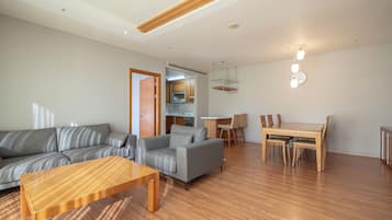 Deluxe Room (Cooking Not Allowed) | Living area | 30-inch flat-screen TV with cable channels, TV