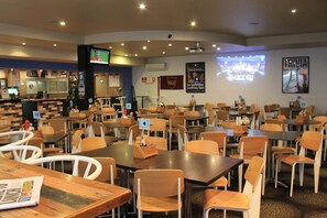 Makan tengah hari dan makan malam dihidangkan 