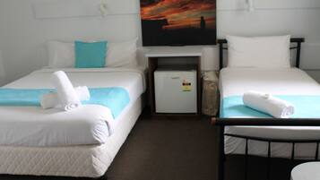 Twin Room | Desk, bed sheets