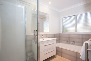 Three Bedroom Villa | Bathroom | Hair dryer, towels, soap, shampoo - Pacific Palms Resort (Tauranga)