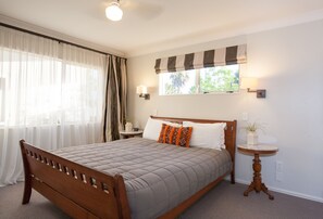 Tabla de planchar con plancha, cunas, wifi gratis y ropa de cama 