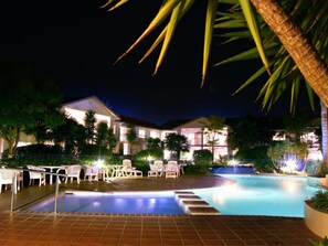 室外泳池；08:00 至 21:00 開放；泳池傘、躺椅