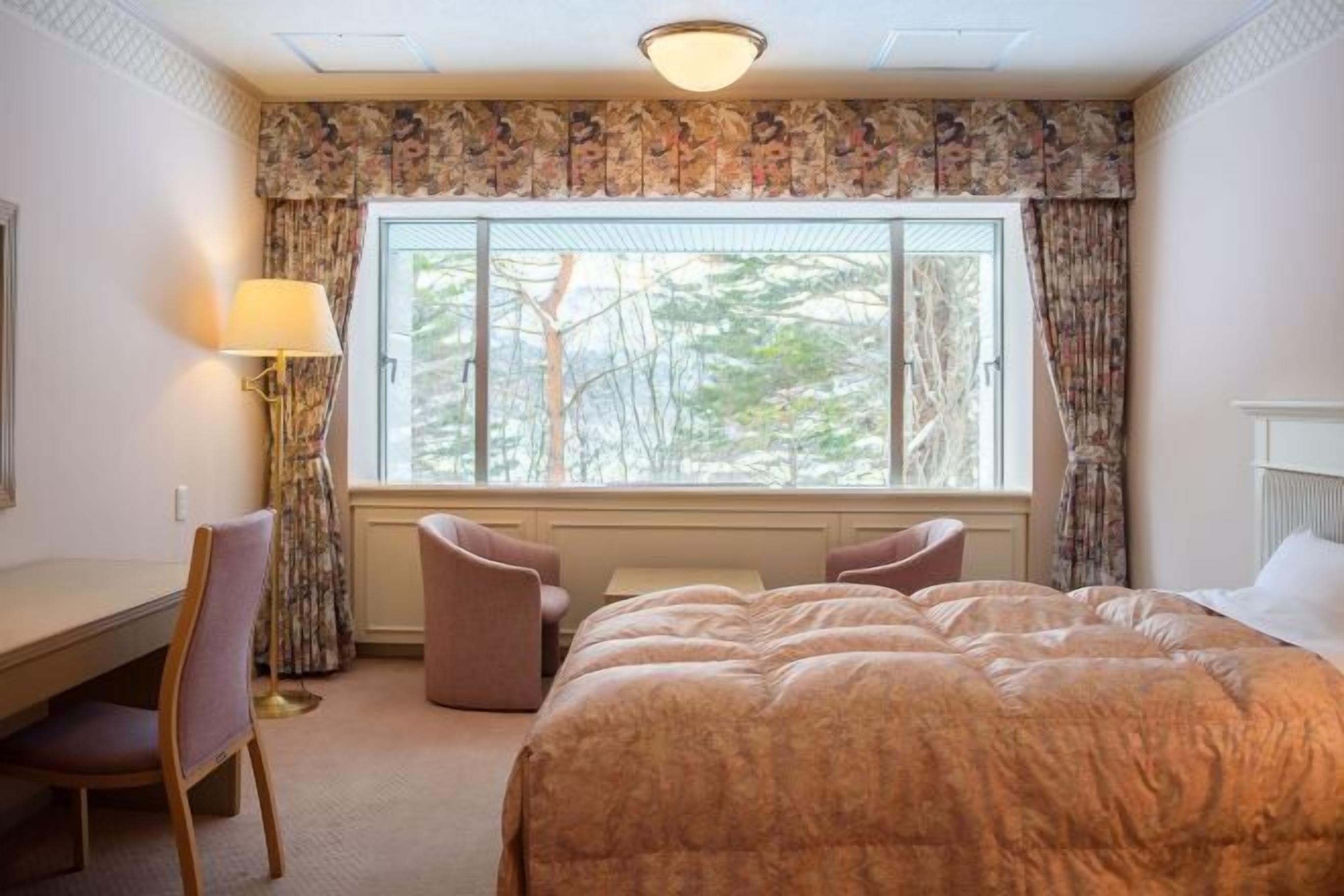 Escritorio, tabla de planchar con plancha, wifi gratis y ropa de cama