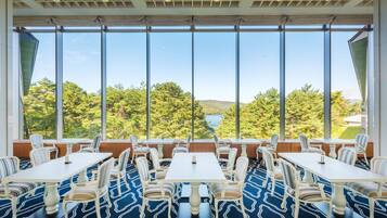 3 restaurants, breakfast, lunch, dinner served; Japanese cuisine