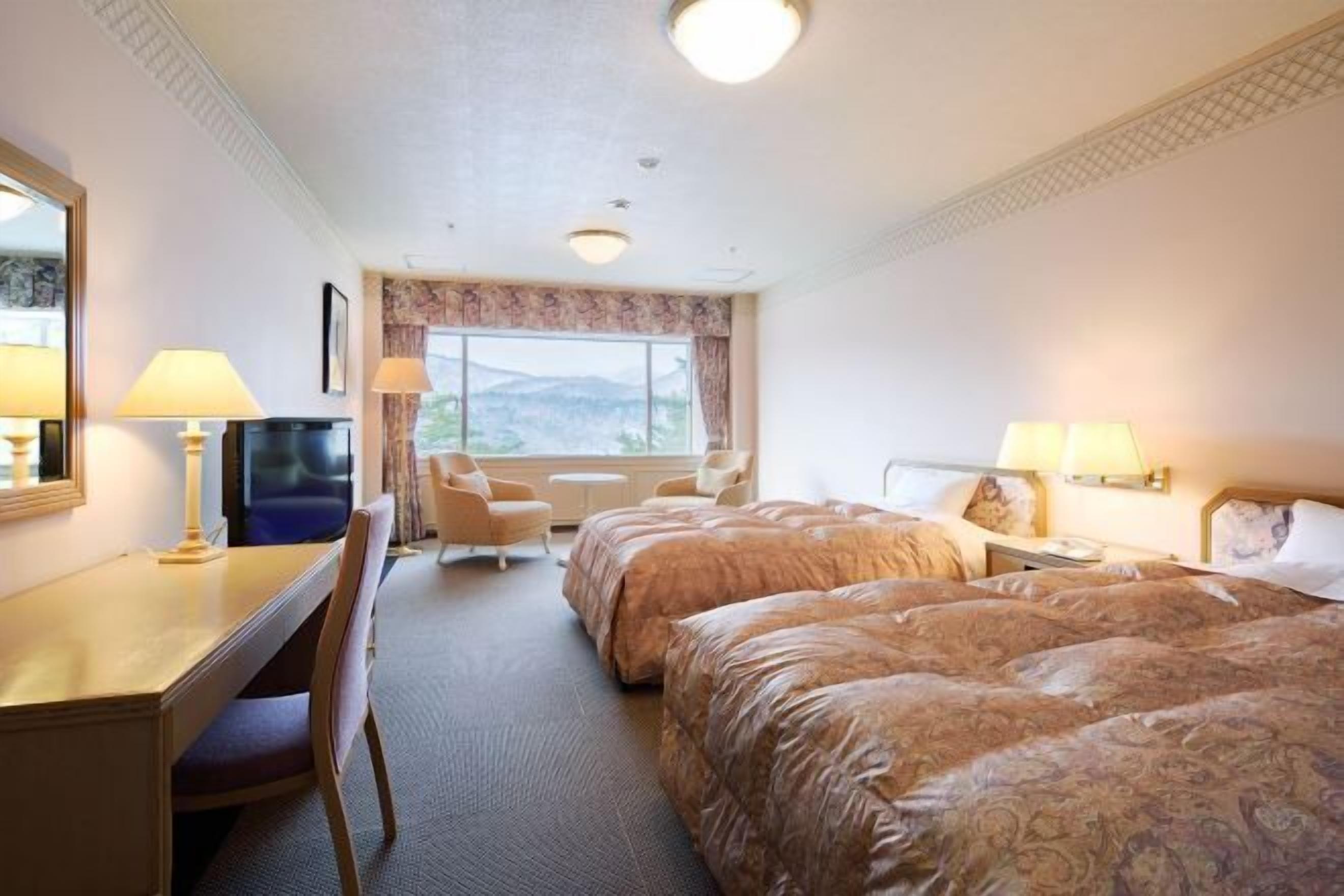 Escritorio, tabla de planchar con plancha, wifi gratis y ropa de cama