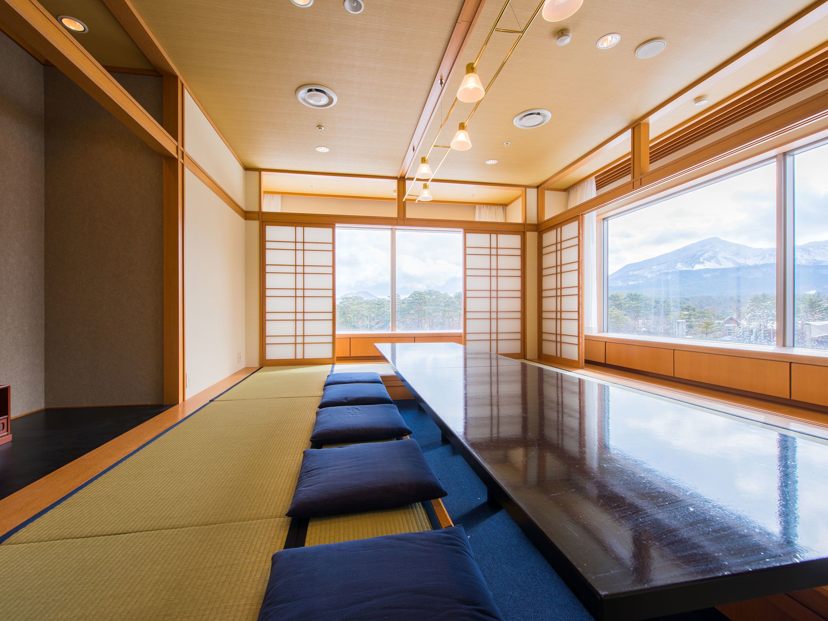 3 restaurants, breakfast, lunch, dinner served; japanese cuisine