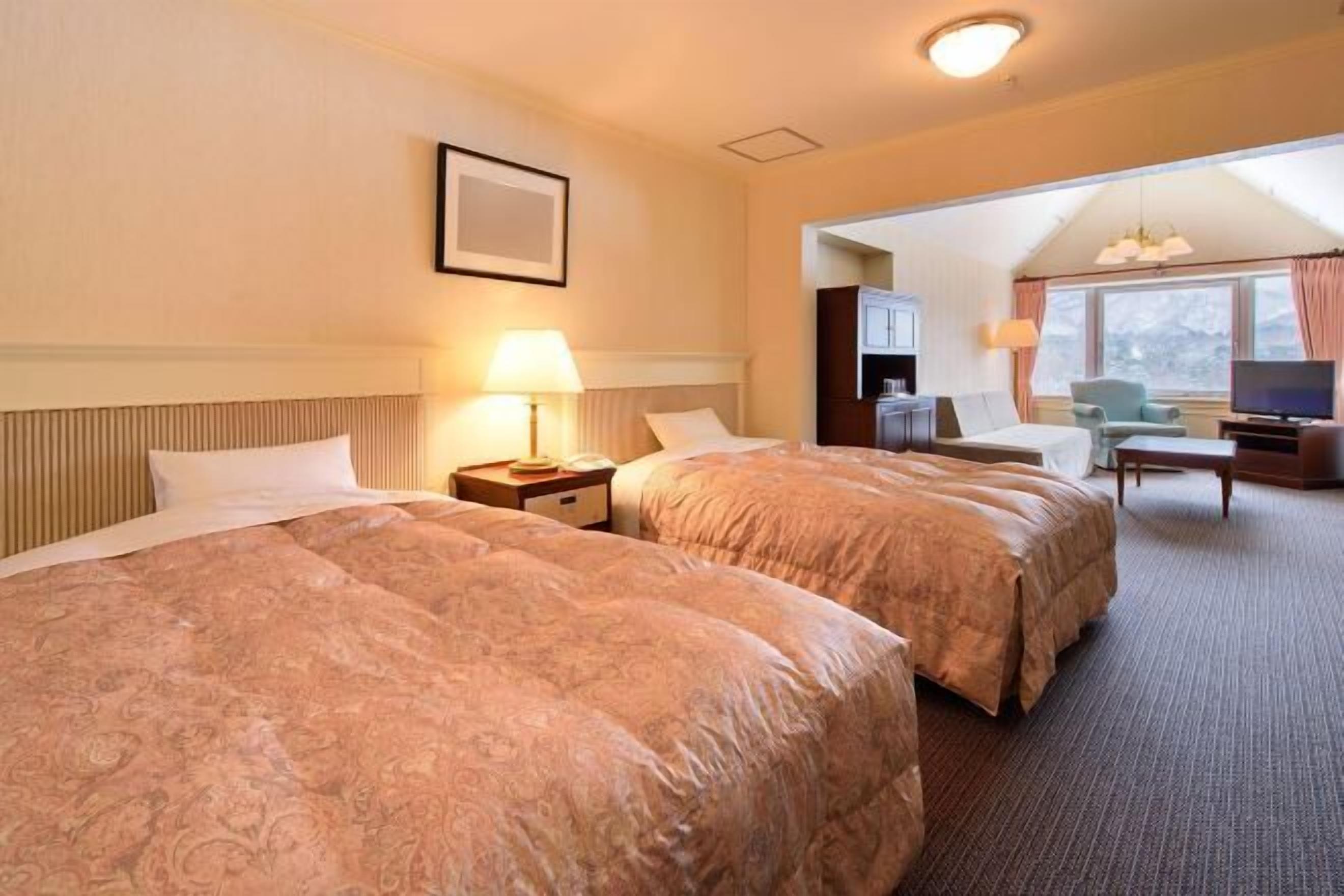 Escritorio, tabla de planchar con plancha, wifi gratis y ropa de cama