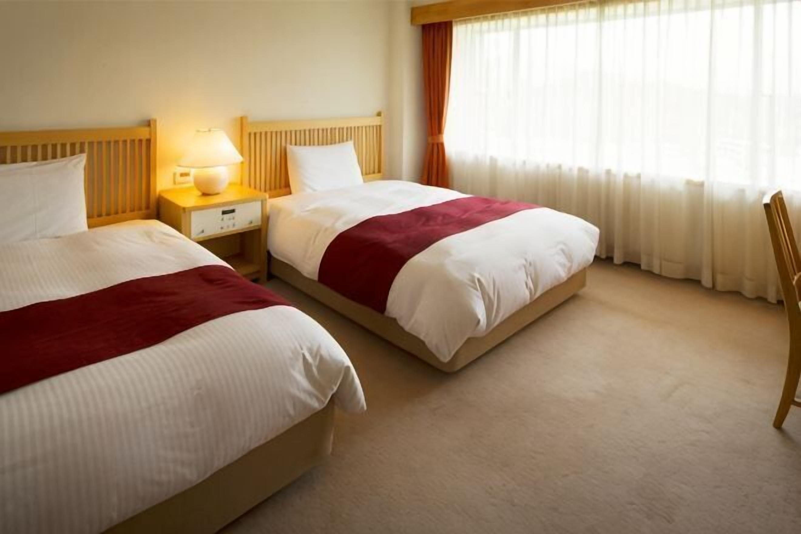 Escritorio, tabla de planchar con plancha, wifi gratis y ropa de cama