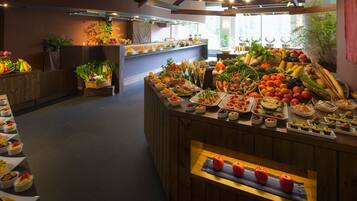 Daily buffet breakfast (JPY 1500 per person)