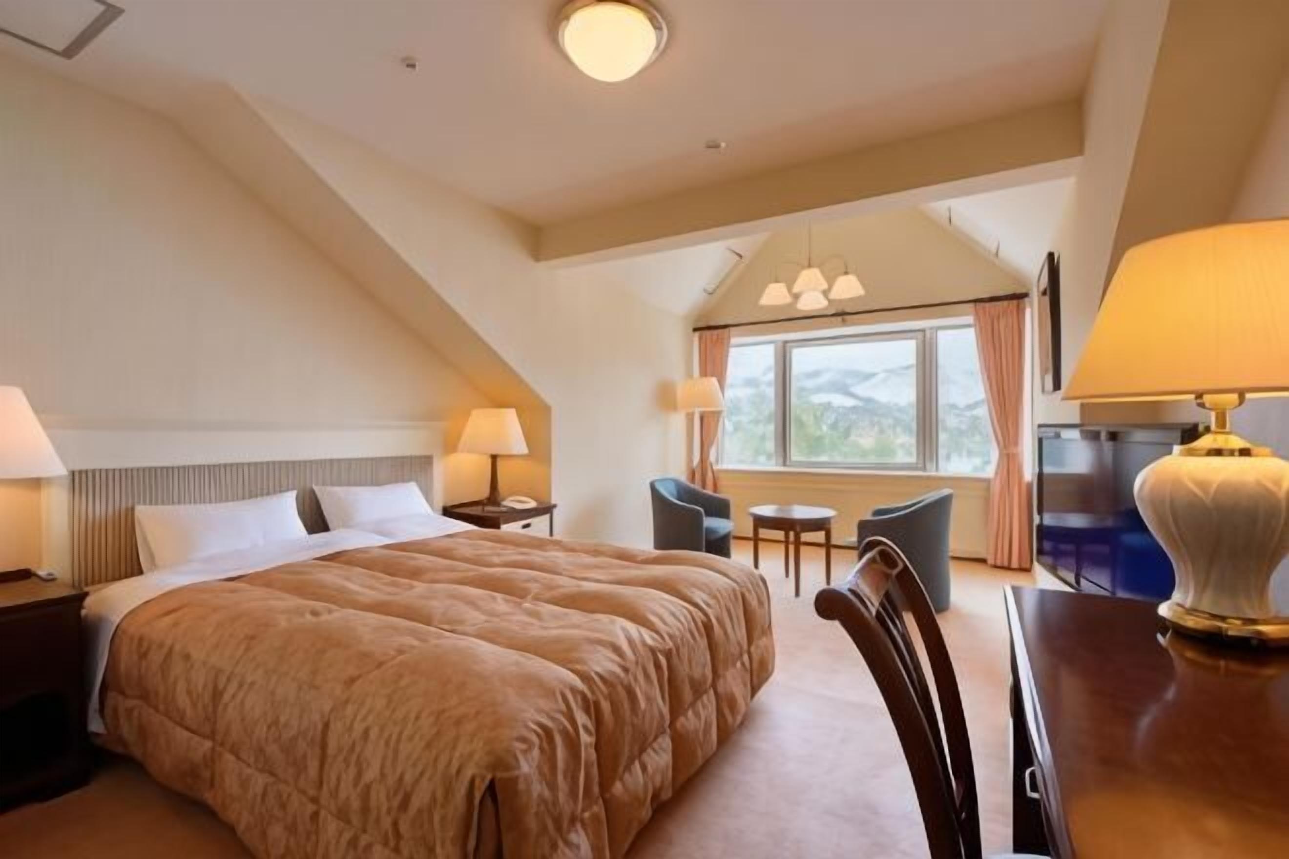 Escritorio, tabla de planchar con plancha, wifi gratis y ropa de cama