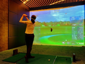 Indoor golf driving range