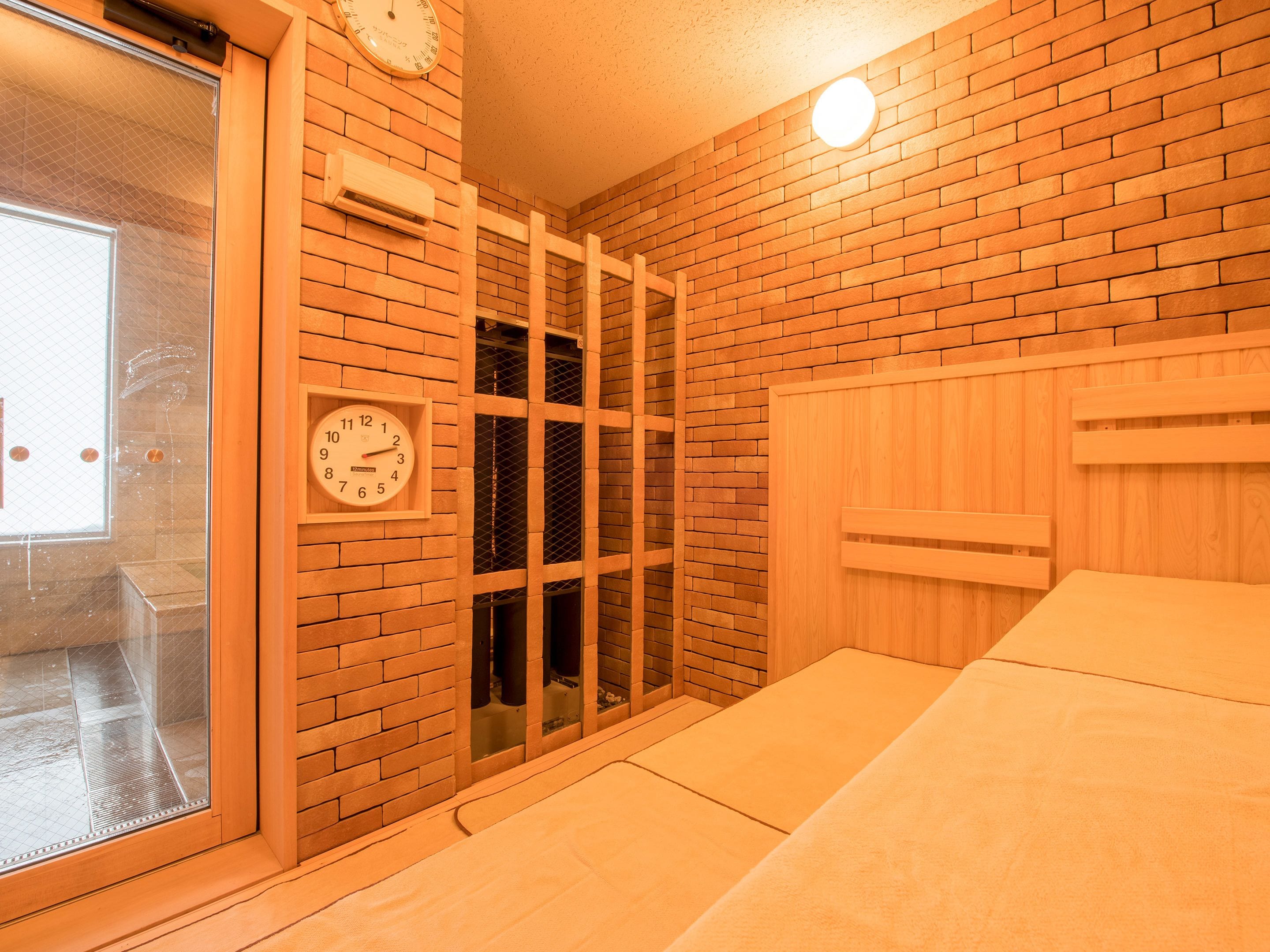 Una habitación con una cama de madera, un reloj en la pared y una ventana con vistas al exterior.