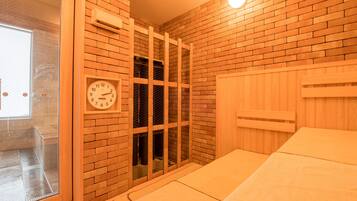 Una habitación con una cama de madera, un reloj en la pared y una ventana con vistas al exterior.
