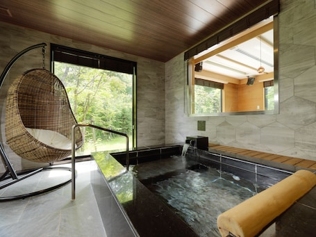 华丽双床房 (with private hot spring, Non Smoking) | 浴室 | 免费洗浴用品、吹风机、拖鞋、电子马桶