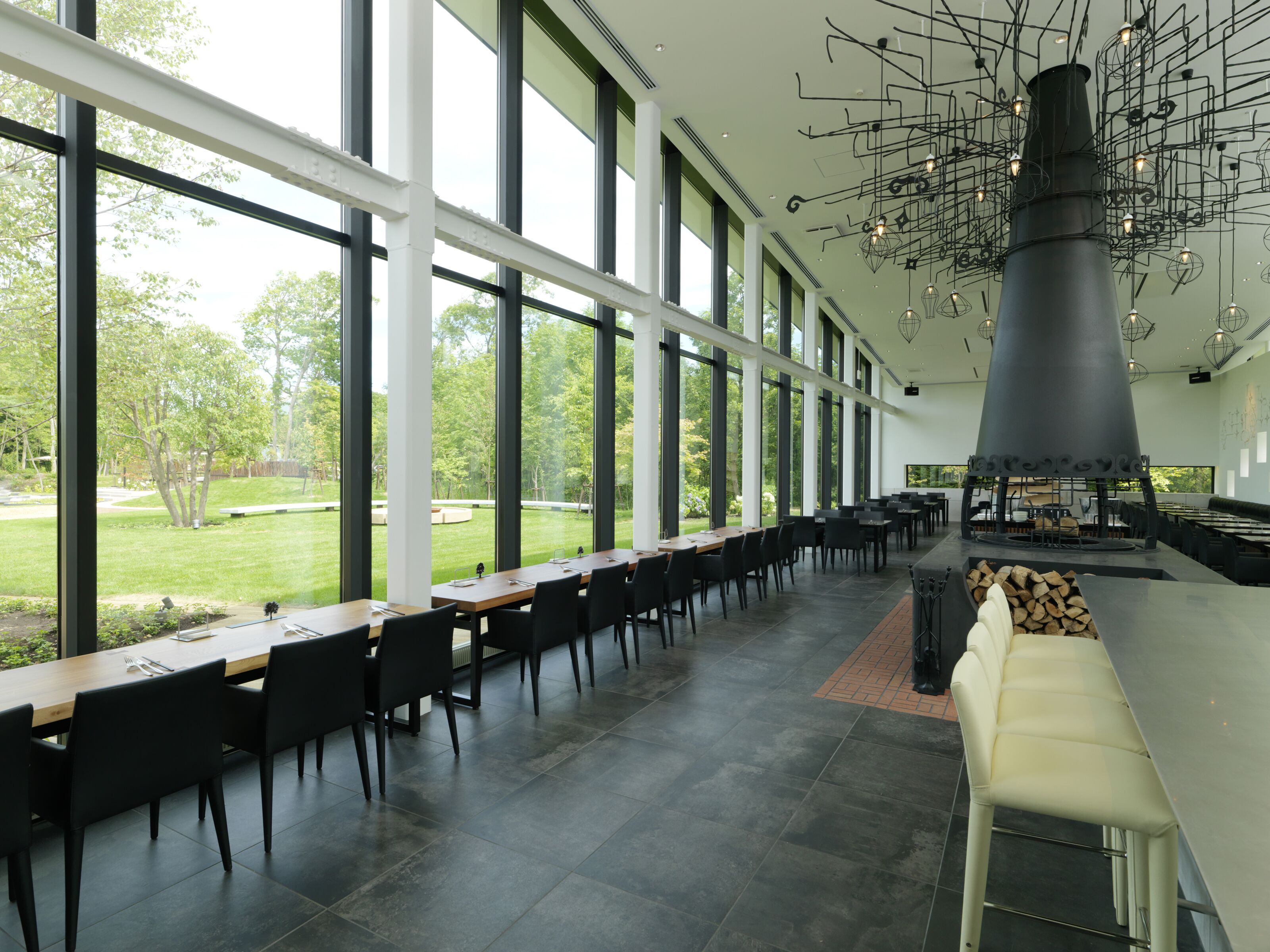 朝食、ランチ、ディナーに営業 (フランス料理、ガーデン ビュー)