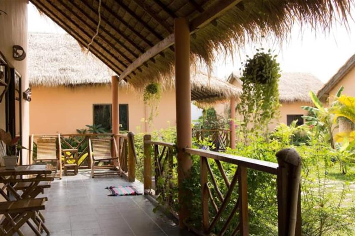 In-room safe, desk, free WiFi