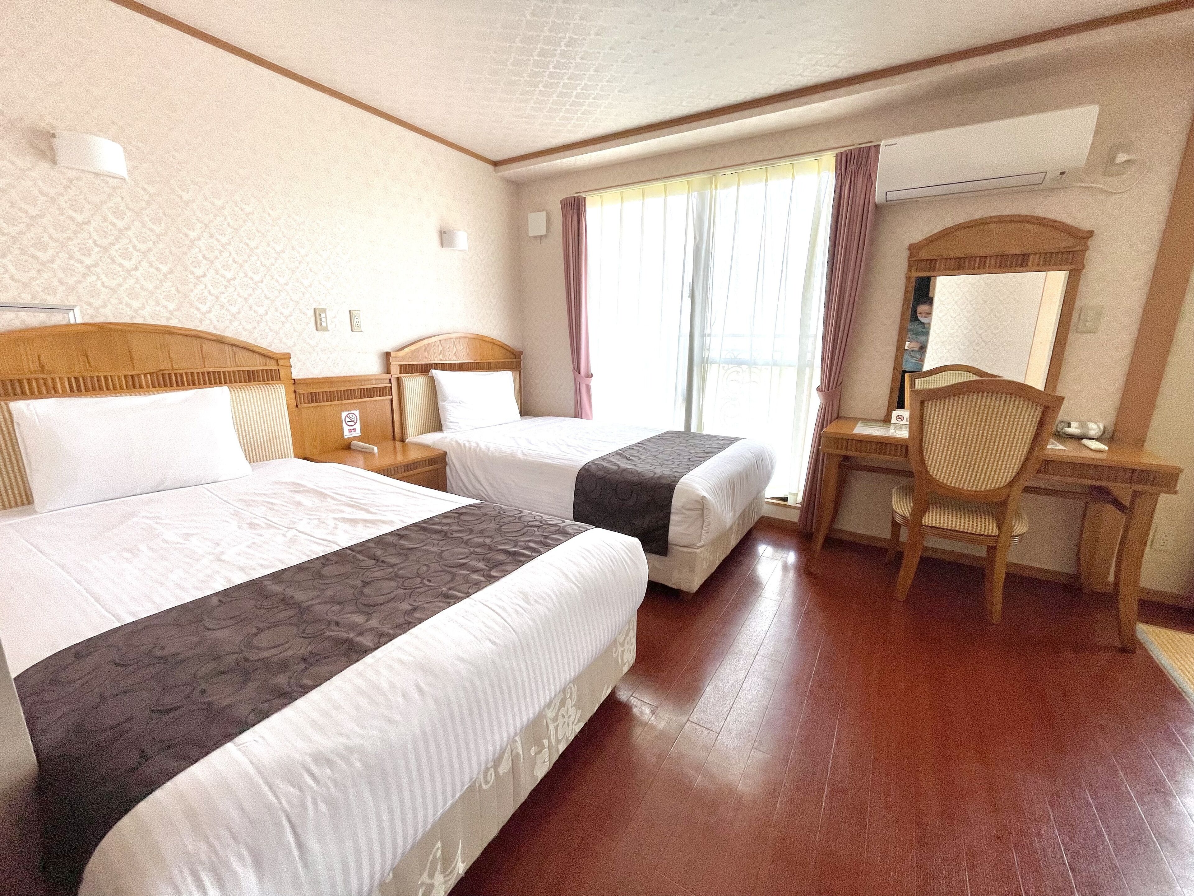 standard twin room, non smoking | in-room safe, desk, free wifi, bed sheets