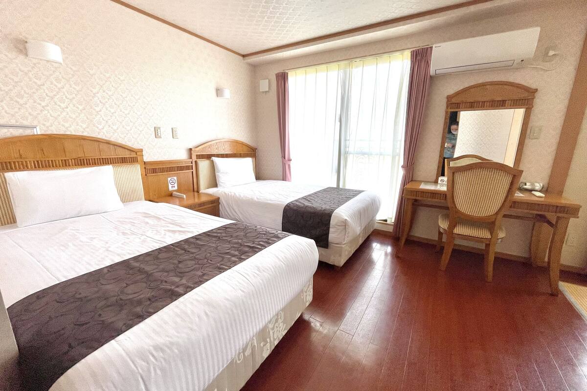 standard twin room, non smoking | in-room safe, desk, free wifi, bed sheets