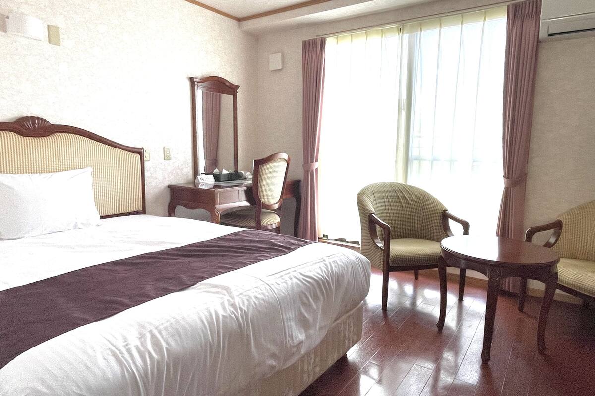 in-room safe, desk, free wifi, bed sheets