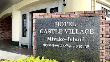 Vista frontal de la propiedad