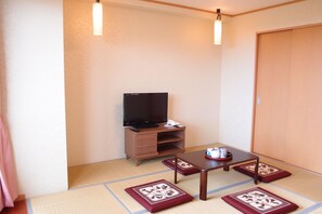 In-room safe, desk, free WiFi, bed sheets - Hotel Castle Village Miyakojima (Miyakojima)