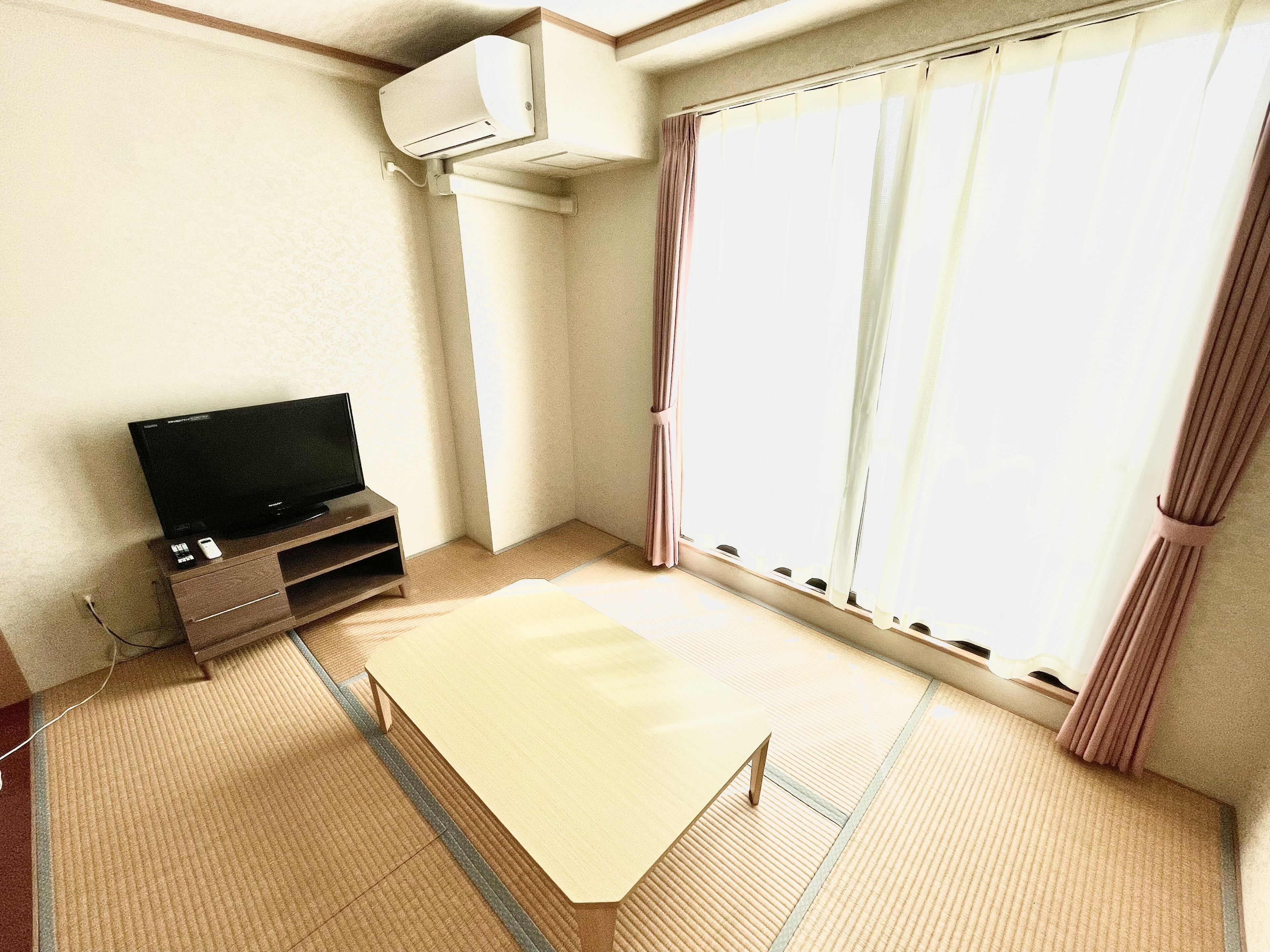 standard twin room, non smoking | in-room safe, desk, free wifi, bed sheets