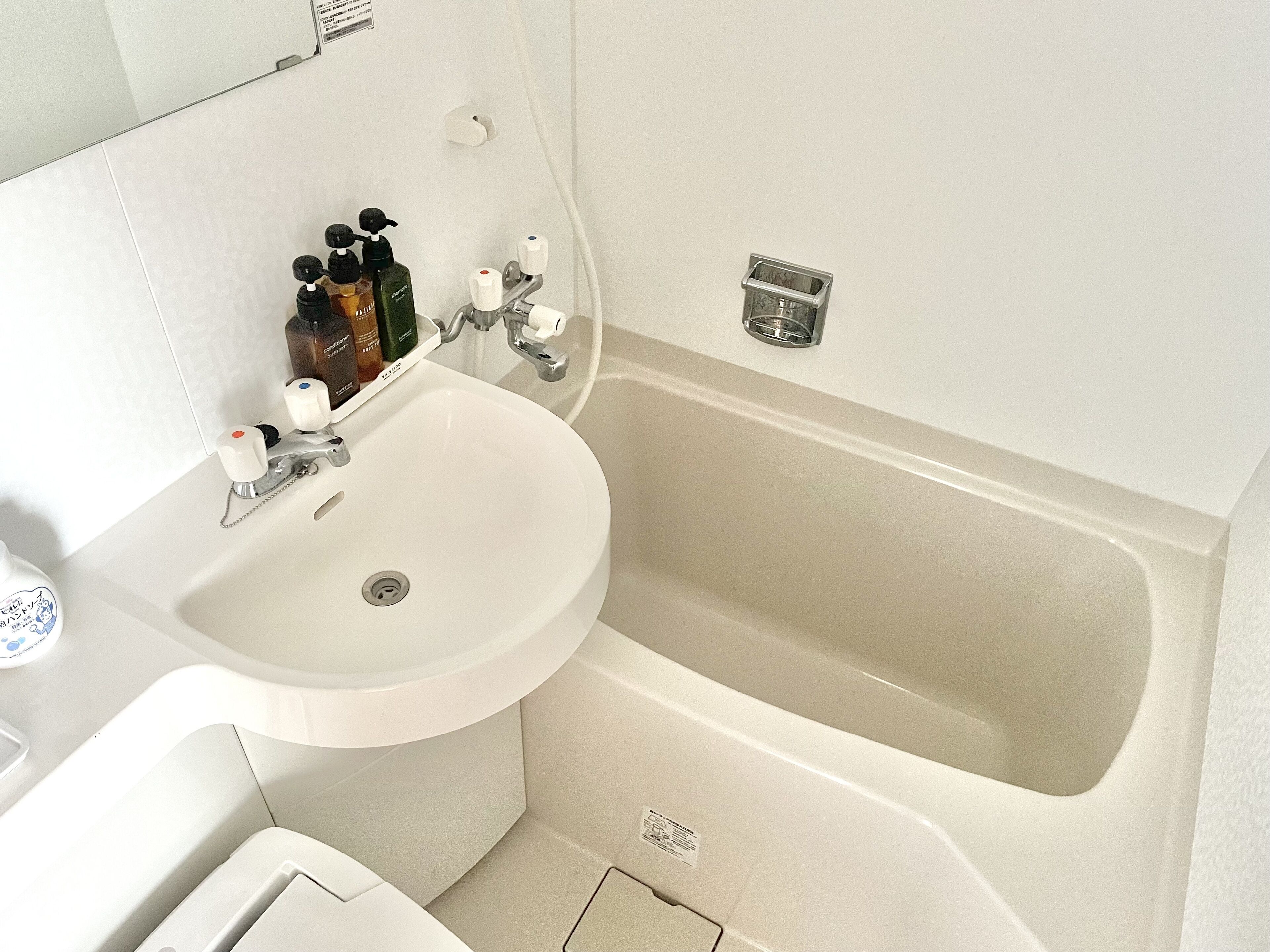 combined shower/bathtub, slippers, electronic bidet, towels