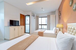 Escritorio, tabla de planchar con plancha, wifi gratis y ropa de cama 