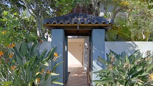 Property grounds - A PERFECT STAY - Clarkes Beach Villa (Byron Bay)
