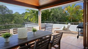 Outdoor dining - A PERFECT STAY - Clarkes Beach Villa (Byron Bay)
